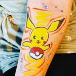 pokemon_pikachu_gelb_geschminkt_auf_arm