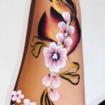 kinderarme_geschminkt_01_blumen_rosa_weiss_braun_schwarz