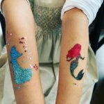 kinderarme_geschminkt_02_meerjungfrau_prinzessin_glitzer_blau_pink