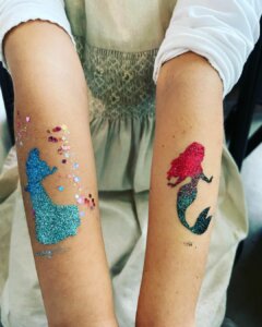 kinderarme_geschminkt_02_meerjungfrau_prinzessin_glitzer_blau_pink