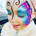 mädchen_lächelnd_geschminkt_04_schmetterling_blau_pink_rosa_lila