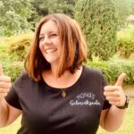 Mona Daumen hoch, lachend